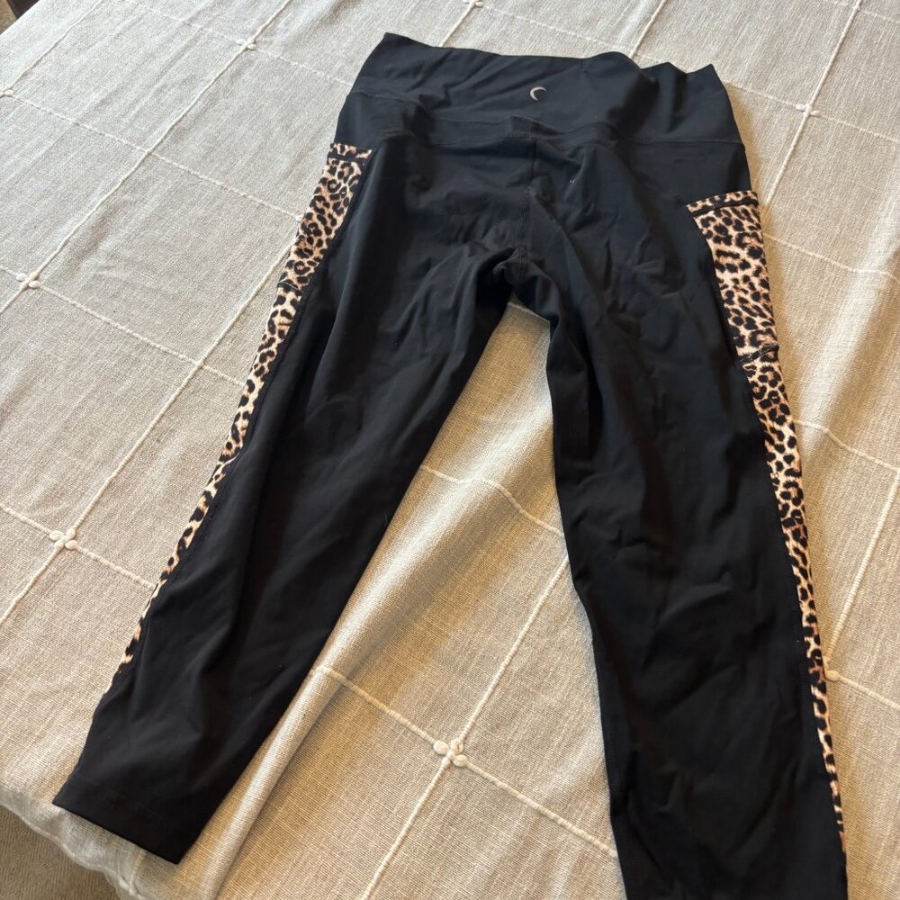 Like New - ZYIA Active Black/Leopard-Striped Hi-Rise Cropped Leggings - Picture 3 of 6